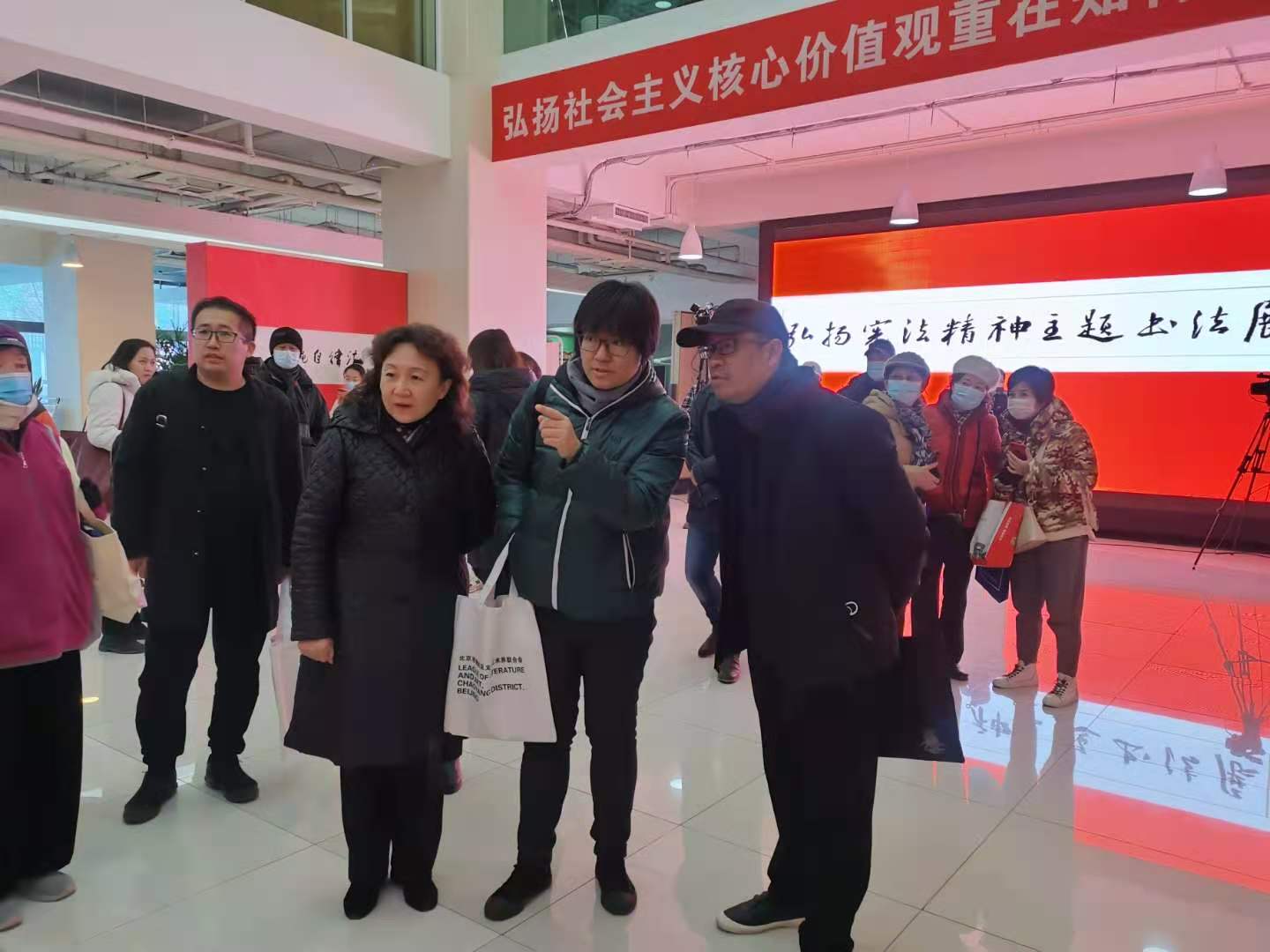 7领导与嘉宾参观展览（巩殿武摄）