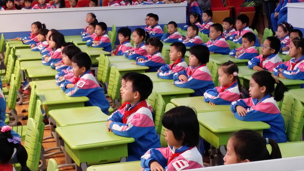 同学们正在聚精会神地听讲座（小）