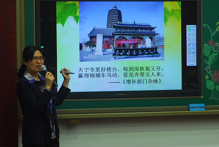 北京联合大学北京学研究所张勃教授为方家胡同小学的学生讲解重阳节习俗小.jpg