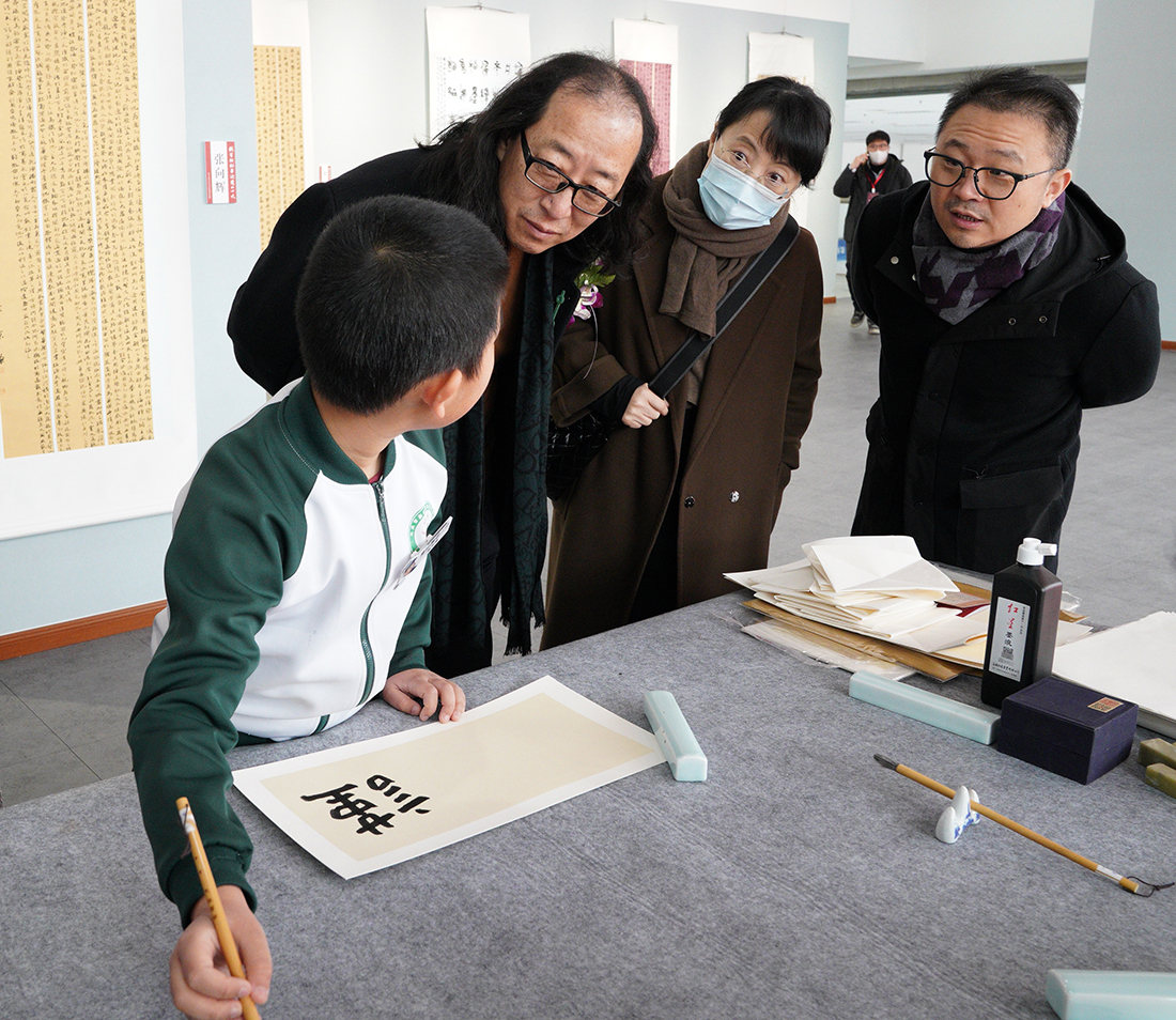 9书法家跟孩子们亲切交谈