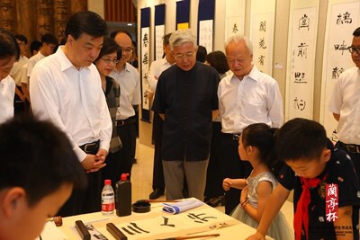 吉林主席与书法家观摩指导学生现场习字