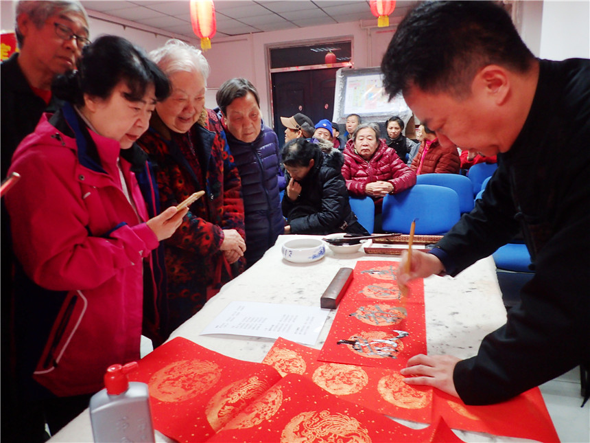 02 东城美术家协会会员为居民现场写福字