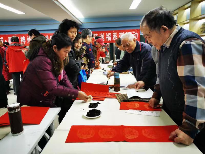 西城区文联的书法家们现场书写对联和福字