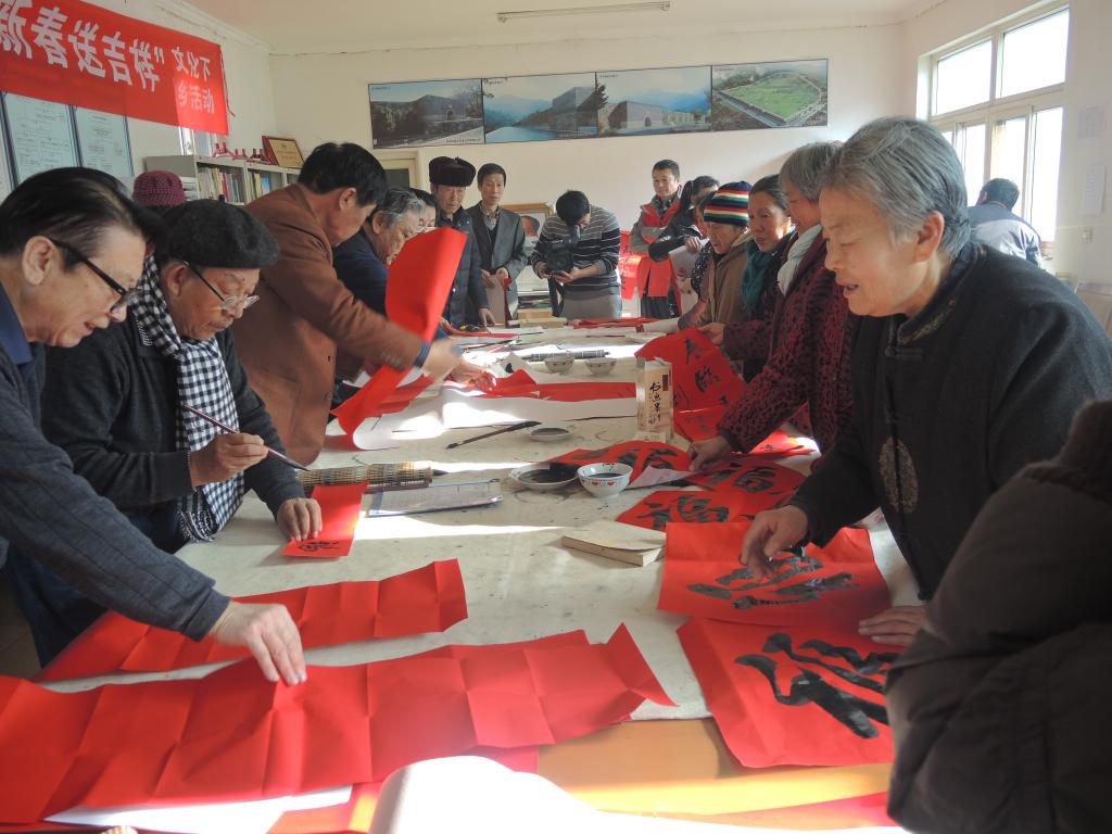 1-29门头沟区文联写春联送祝福到沿河城村(任海濛摄）.JPG