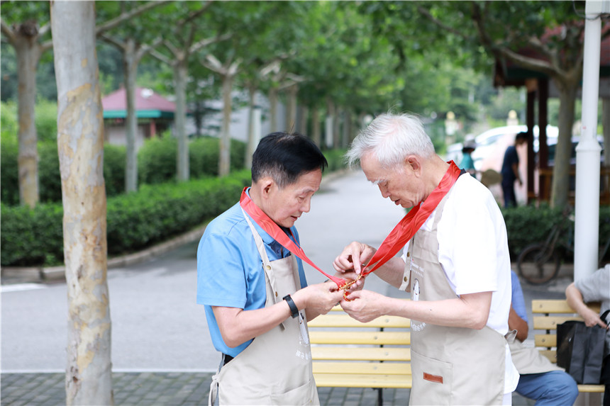 两位老兵欣赏胸前的纪念章