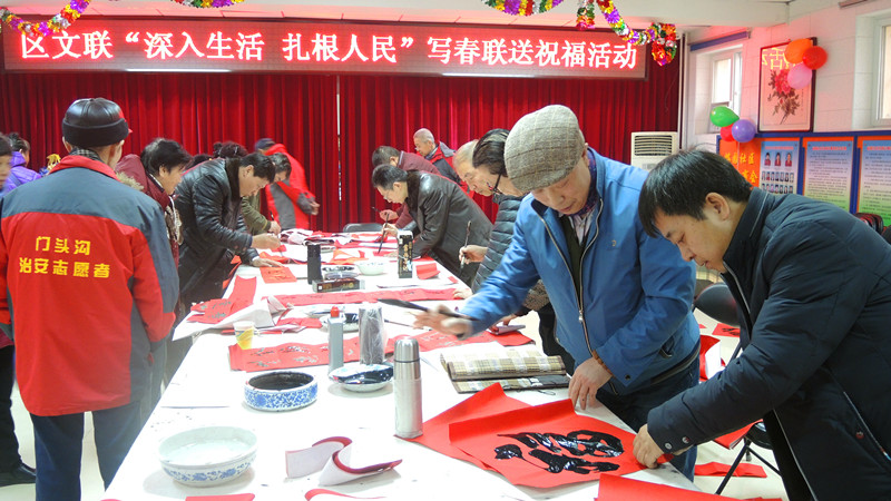 峪园社区写春联送祝福现场 任海濛 摄