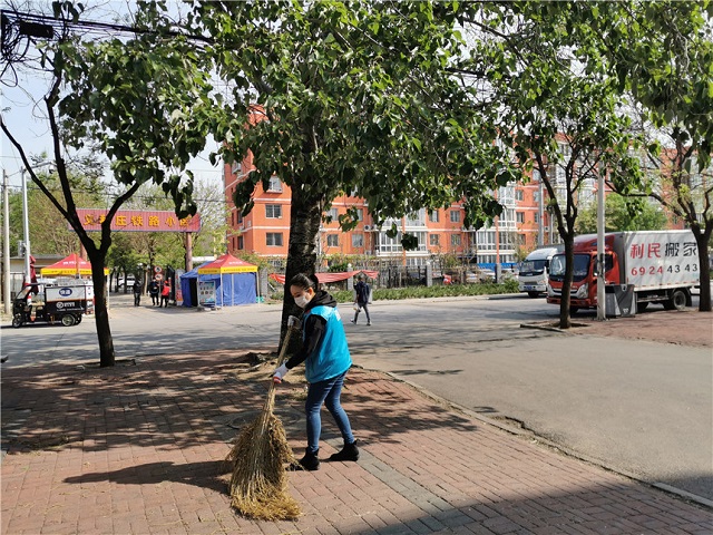 文联党支部书记清扫垃圾