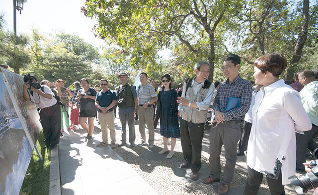 家在朝阳系列摄影展“情系朝阳区·爱在团结湖”主题摄影展在团结湖公园开展（刘德祥摄）副本