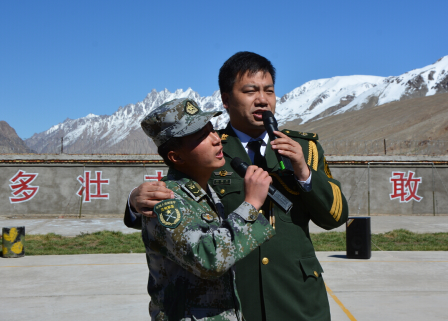 歌手彭高平和边防战士共同演唱《当你的秀发抚过我的钢枪》.jpg