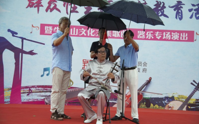 艺术家雨中激情演奏