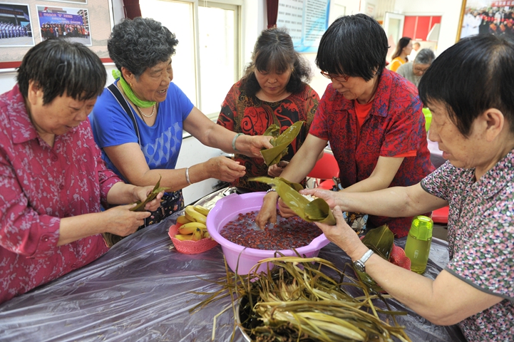 6大家一起包粽子