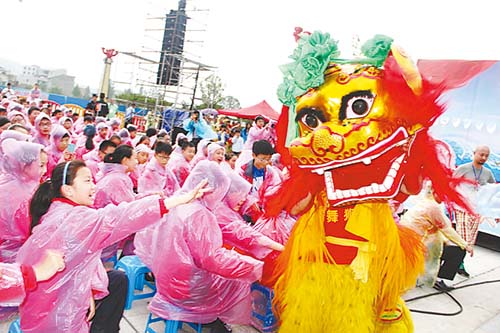 11 狮子舞演员与冒雨观看演出的观众互动