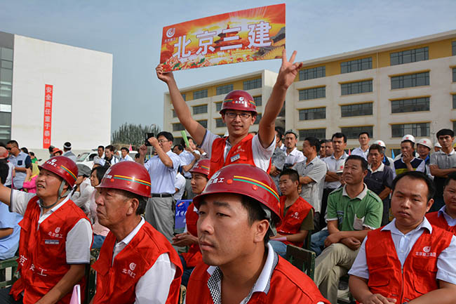 援建单位热情的工人