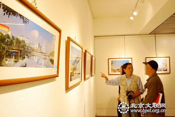 新建文件夹插图3：市民观展