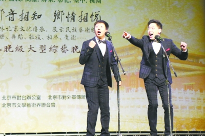 10 青年相声演员李丁和董建春的表演受到年轻人欢迎