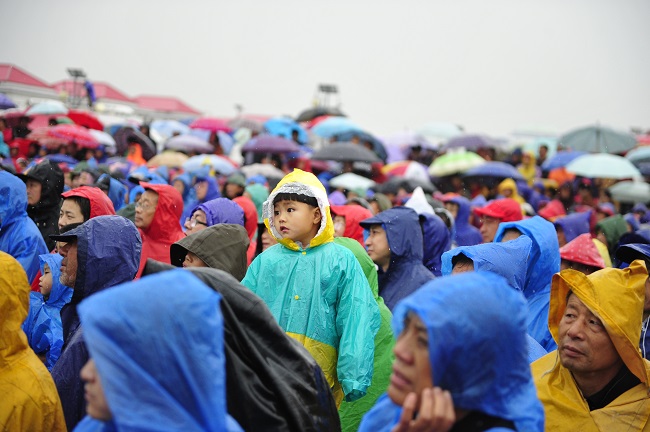 大雨中小朋友看得出神