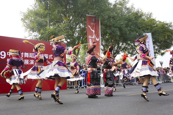 苗族舞蹈团表演的是小尧花鼓舞，来源于小尧苗族祭祀活动，舞蹈动态大体有劳动生产、生活、武术和模仿动物四类。该舞蹈以“腿灵、脚踮、胯摆、脚腕活、转体快”为动作特点。