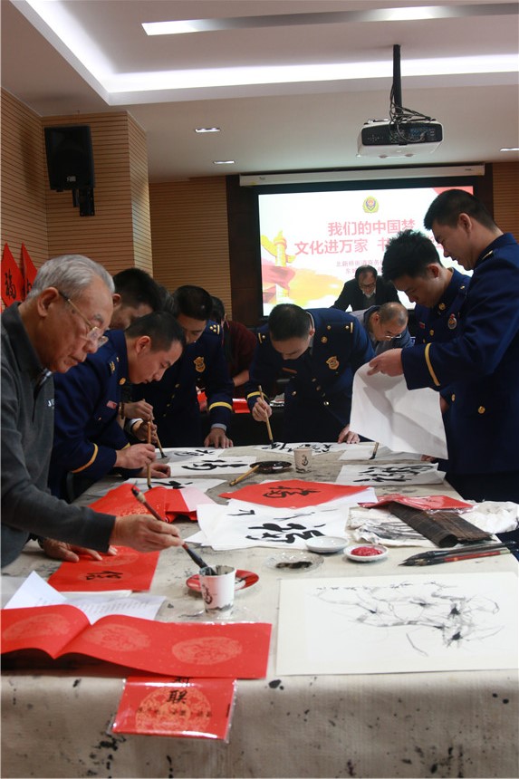 02 书画家们为官兵写“福”字春联