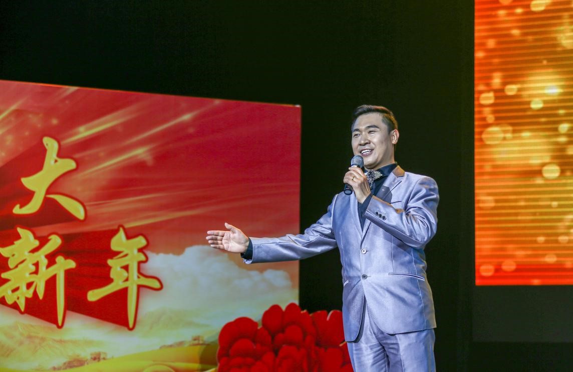歌曲《欢笑的日子》《家和万事兴》 表演：毛国臣