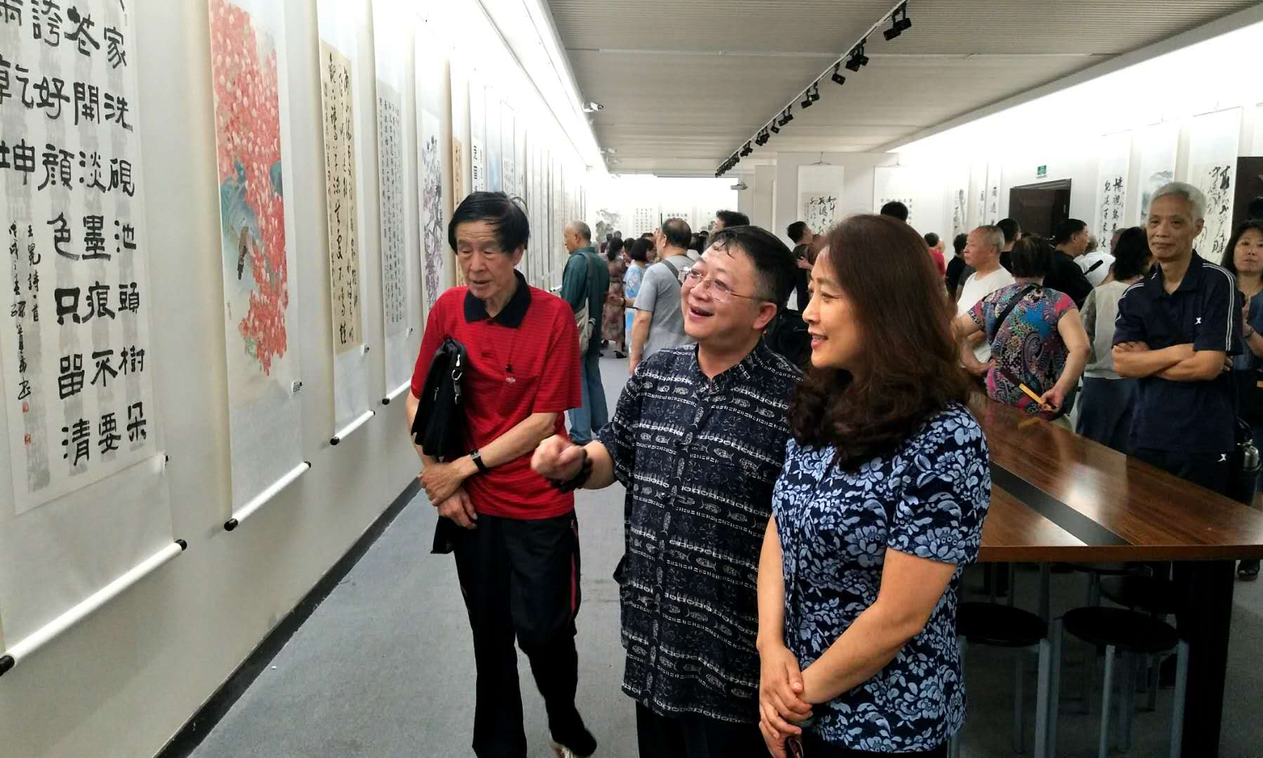 2参观展览