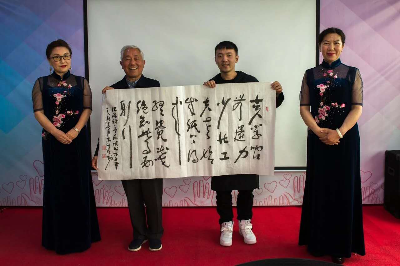 01徐东升老师向北京市“书香家庭”赠送自己的左手书法作品