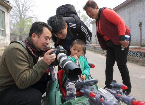 摄影家与村民交流