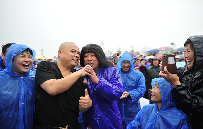 祥子冒雨与观众互动