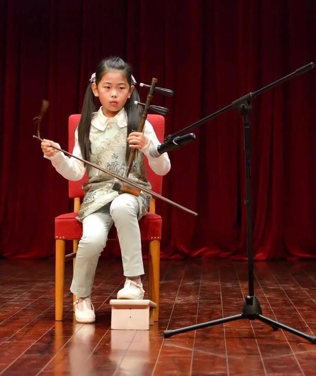 八岁的学生刘芷含表演京胡