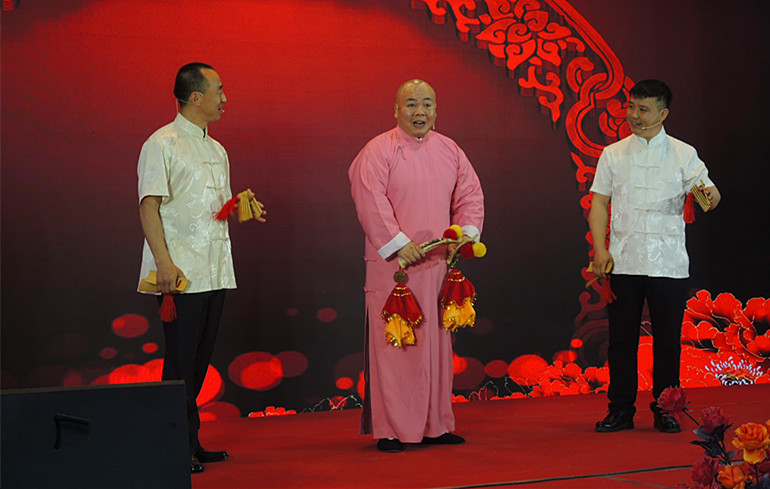 牛骨数来宝《美丽王平》（任海濛摄）