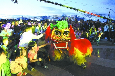 北京顺园祥艺术团的演员在林西县文化广场表演狮子舞。