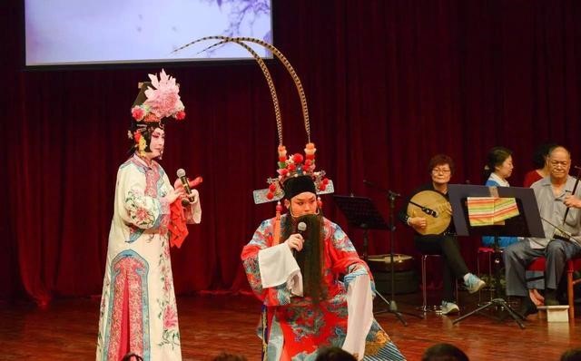 石油大学老师张楠和学生王国臻表演京剧《坐宫》