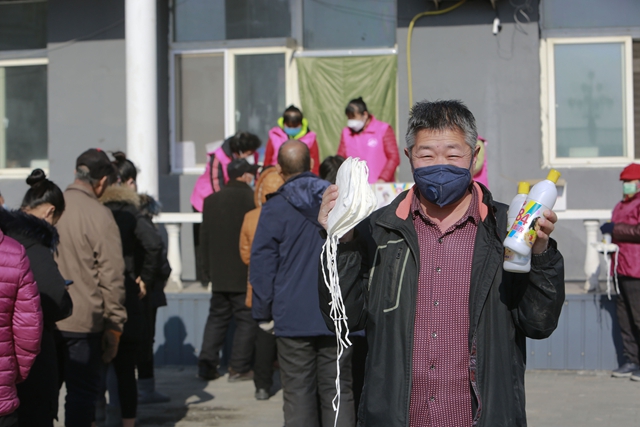 佛峪口村给村民免费发口罩和84消毒液。每人一个口罩 陈义东摄--延庆摄协选送