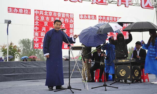 王树才表演北京琴书《送水》坚持不打雨伞