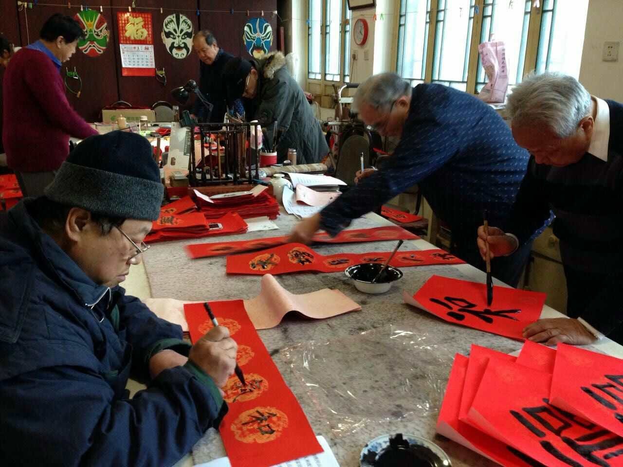 01 东城书画协会为大凉山地区百姓书写春联送祝福。