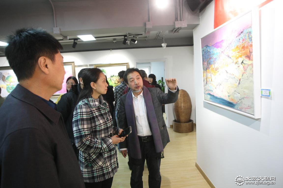 西城区文联常务副主席张云裳参观油画展