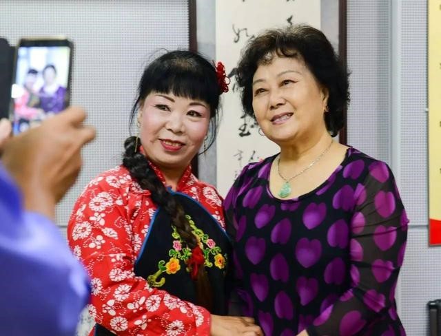 演员们争相和谷文月老师合影留念