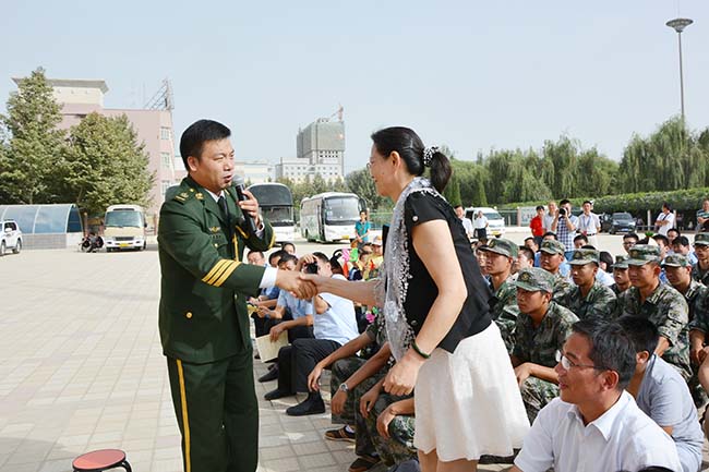 军旅歌唱家彭高平在演出中与观众互动