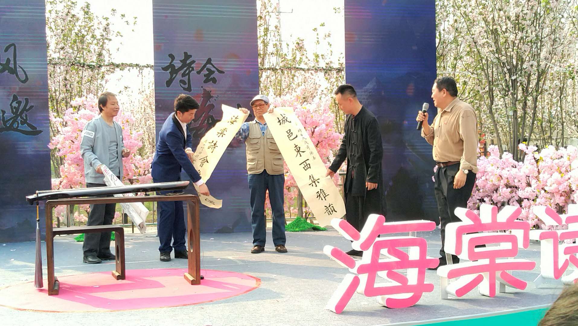 5、城关街道文联向东坟村赠送贺联