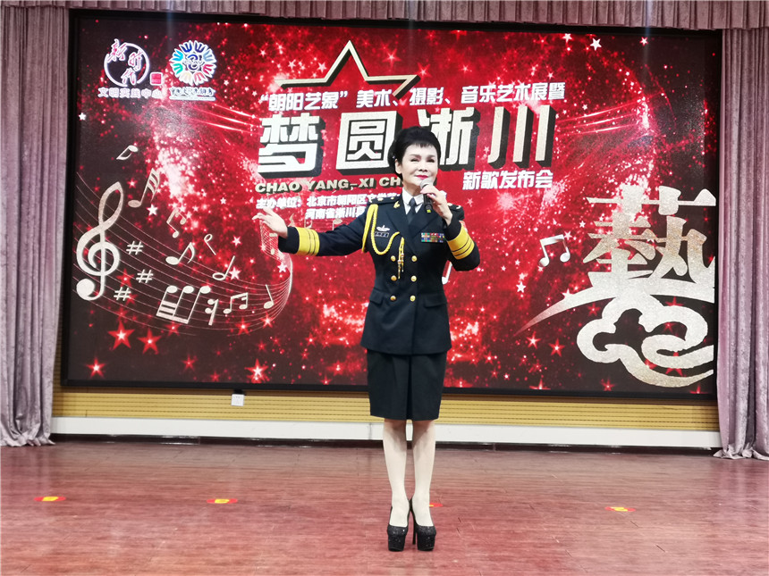 5著名女高音歌唱家、朝阳区音乐家协会副主席张华敏现场演唱《梦圆淅川》（朝阳区文联供图）