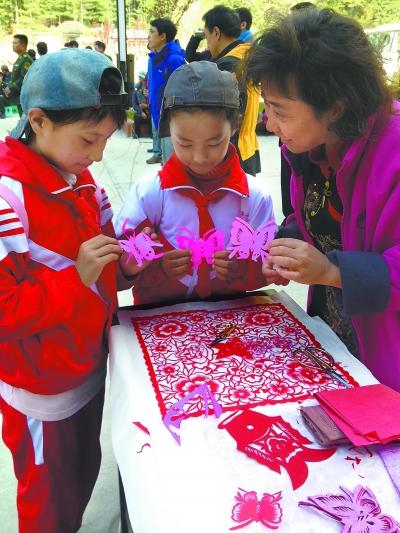 亚东县小学的孩子第一次接触剪纸艺术,他们在艺术家白秀娥的指导下学习剪蝴蝶。