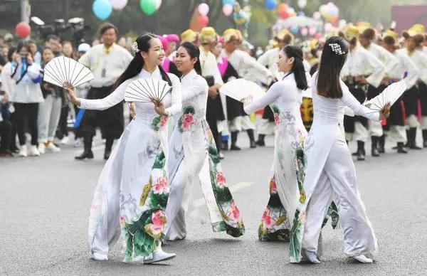 越南舞蹈团的少女们裙舞翩翩、亮丽清雅