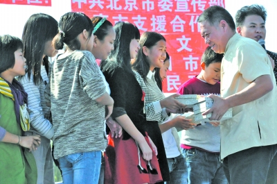 民间工艺大师将自己的作品送给观众