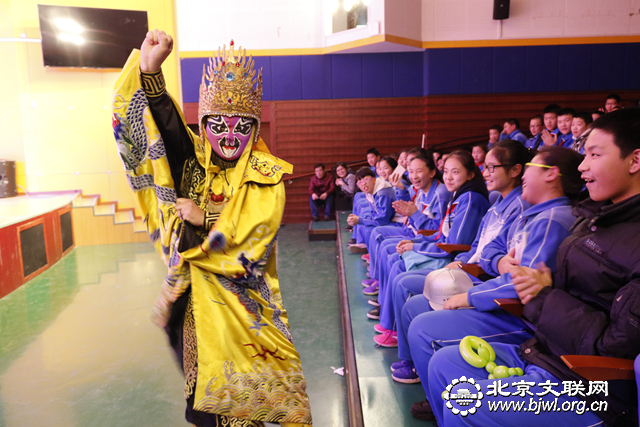 魔术师俱乐部李克石表演川剧绝活《变脸》 