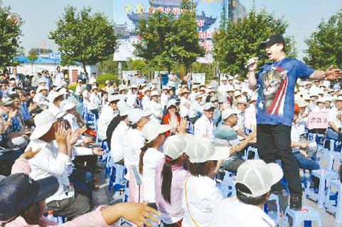 14 为了让更多观众看到节目，演员大兵干脆站在椅子上演唱