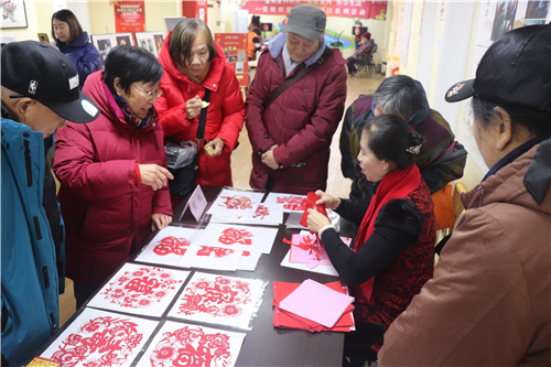 05 协会老师为居民剪窗花