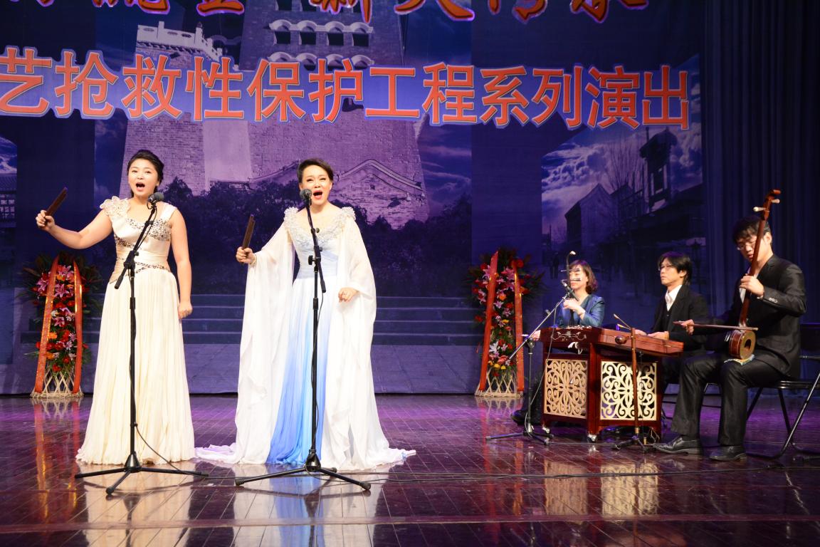 闫国威、杨娇表演河南坠子《苏东坡与苏小妹》.JPG