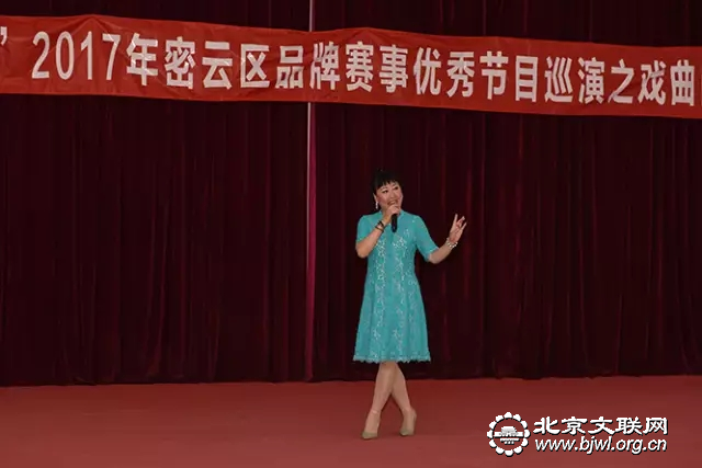 赵玉兰在演唱