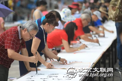 7月15日书法家协会百名书法家绘制百米长卷活动 (5)