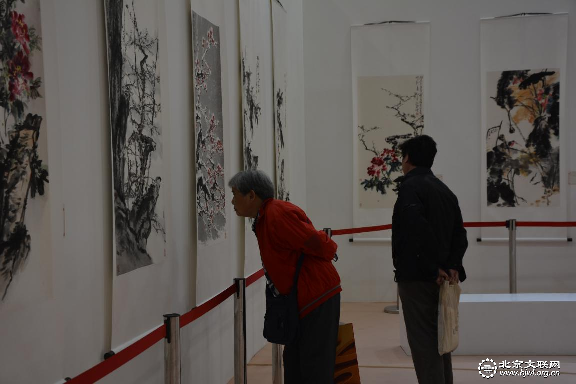 市民参观美术作品展区 3