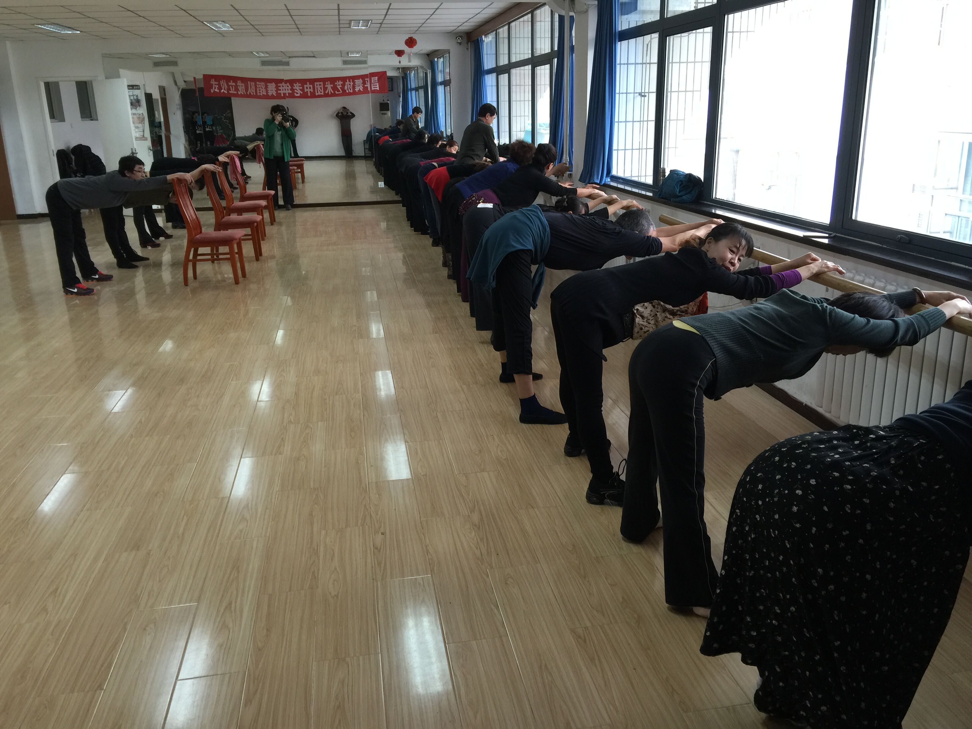 舞蹈队队员进行舞蹈学习